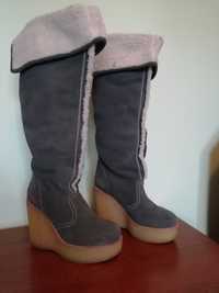 Botas altas cinzentas