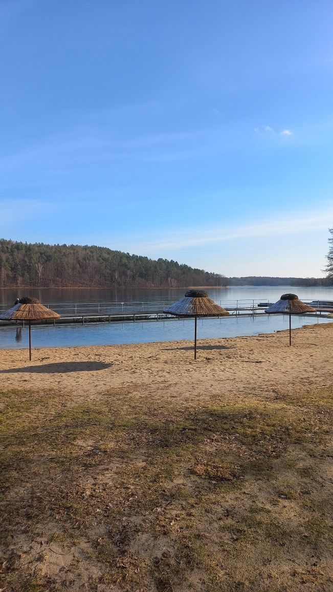 Domek nad jeziorem przy lesie  prywatne pomosty łódki kajaki