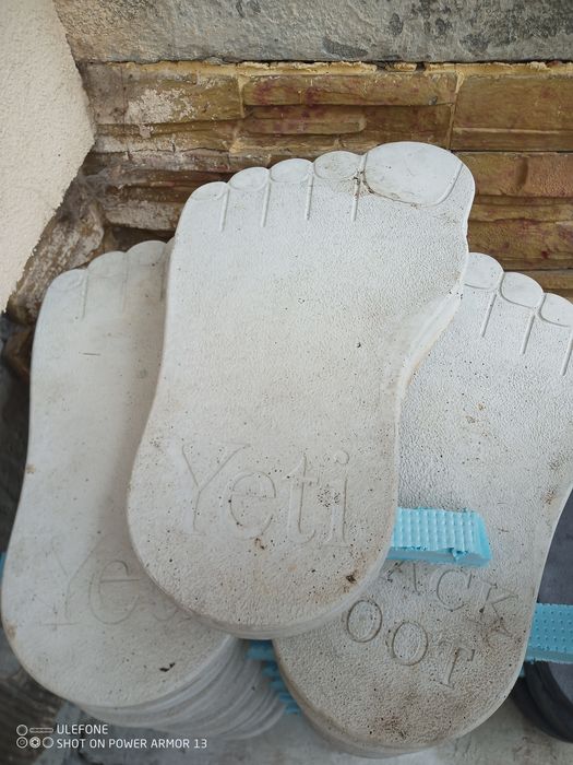 Бруківка-Стопа велетня бетона