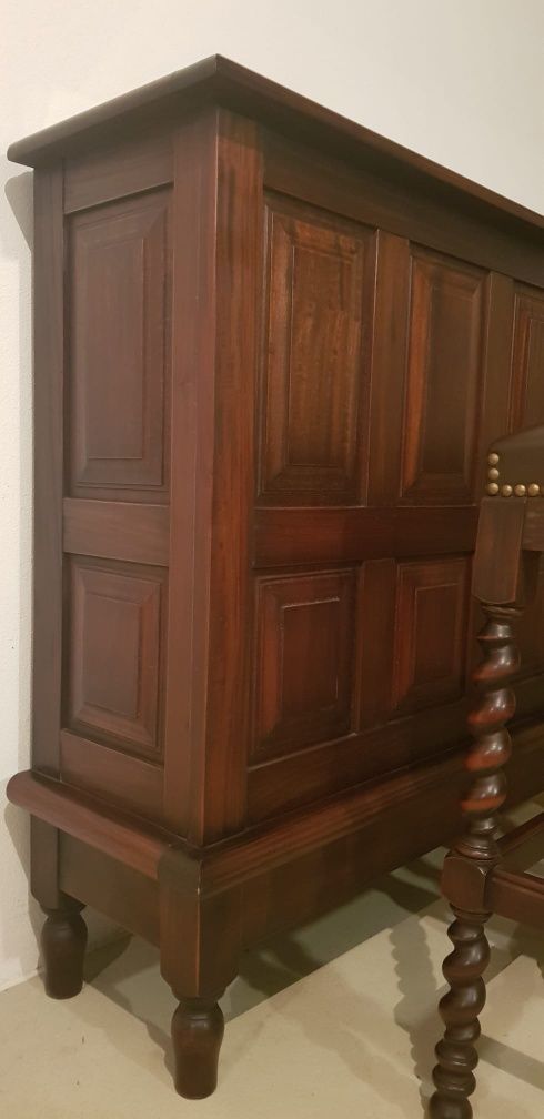 Balcão em Madeira Clássico com 2 Bancos Elegantes