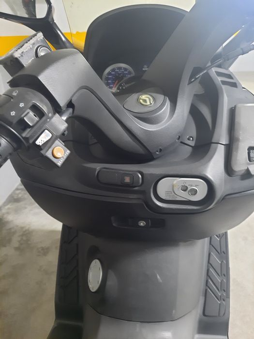 Scooter Sym 125 cor preta