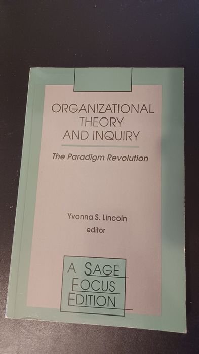 Livro "Organizational Theory and Inquiry" de Yvobna S. Licoln