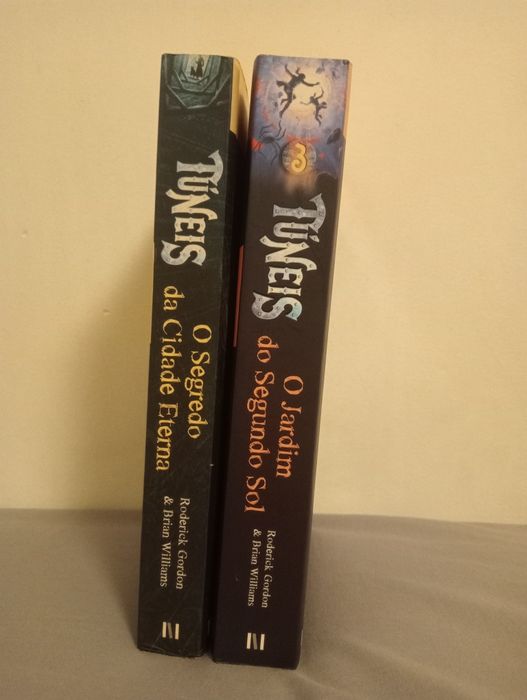 Dois livros da coleção túneis