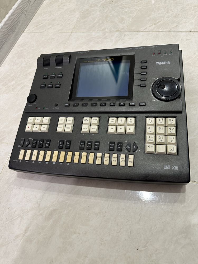 Музыкальный секвенсор Yamaha QY700