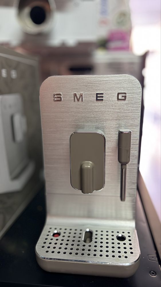 Máquina de Café SMEG BCC02TPMEU com cappuccinador (19 bar - Taupe)