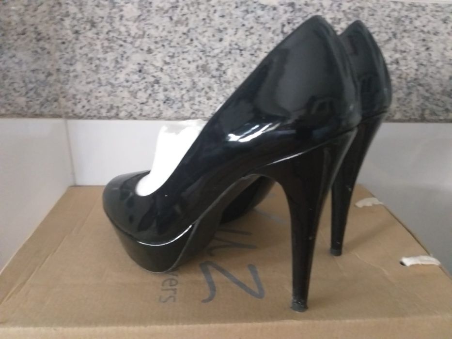 Sapatos em verniz preto da ZARA: TAM: 38