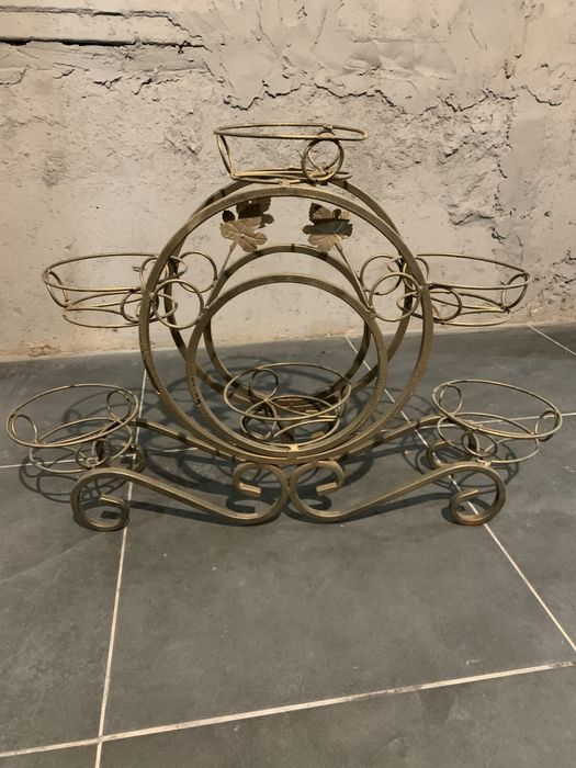 Залізна підставка для квітів