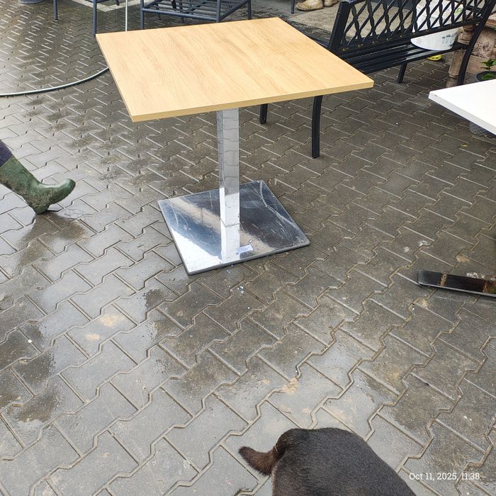 stół na jednej nodze drewnopodbny blat