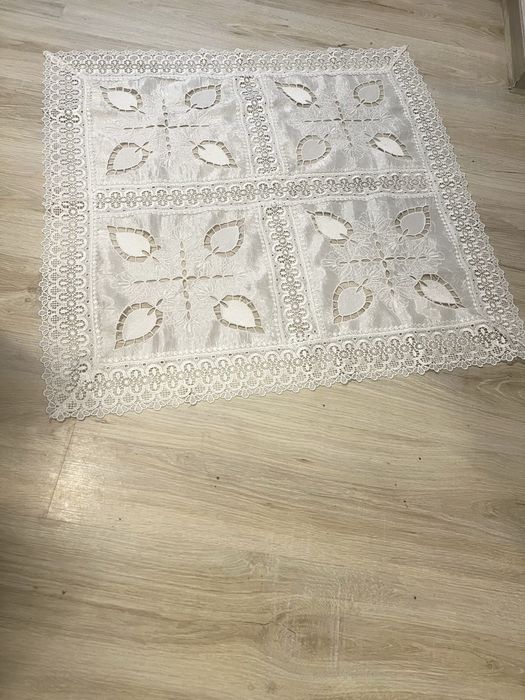 Bieżnik haftowany biały 80x80