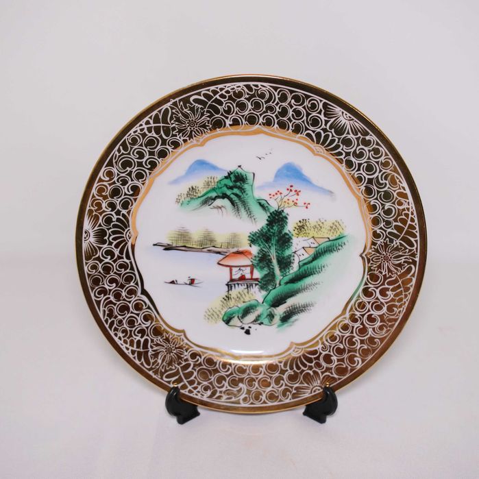 Pratos de porcelana oriental com marcação