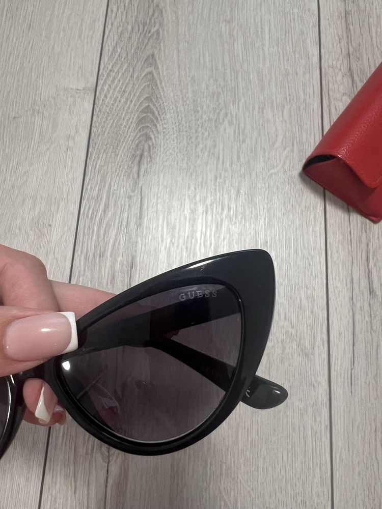 Сонцезахисні окуляри GUESS