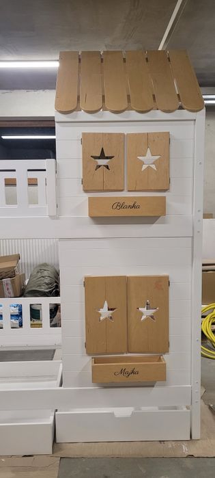 Łóżko piętrowe domek