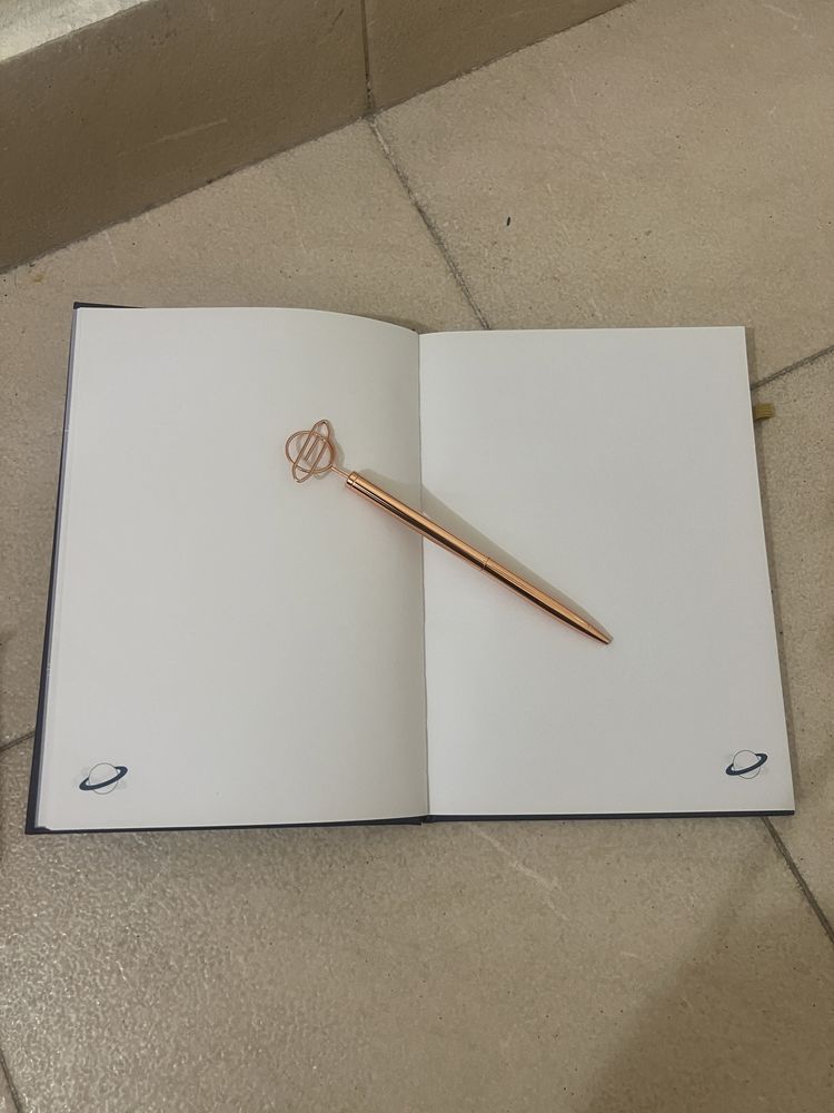 Caderno liso A5, capa dura - com caneta/clip