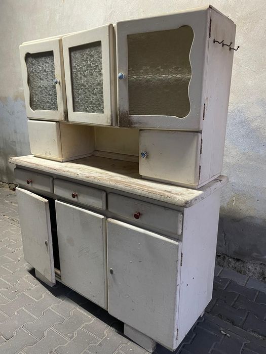 Urokliwy kredens kuchenny PRL, biały, do renowacji