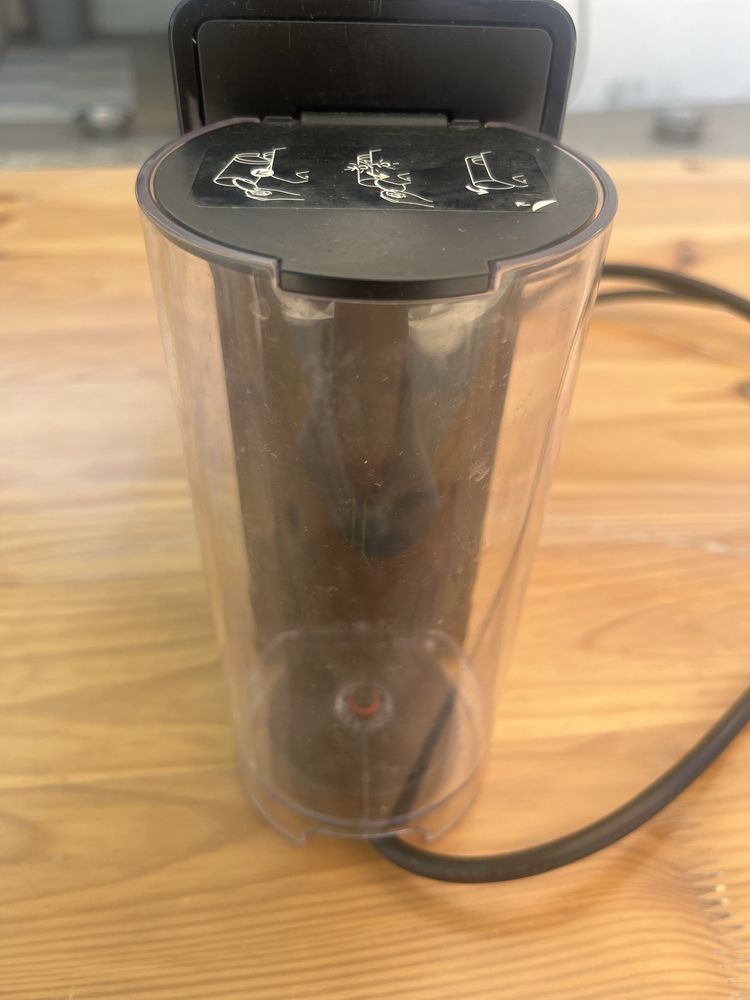 Maquina de café nespresso krups Essenza Mini em bom estado