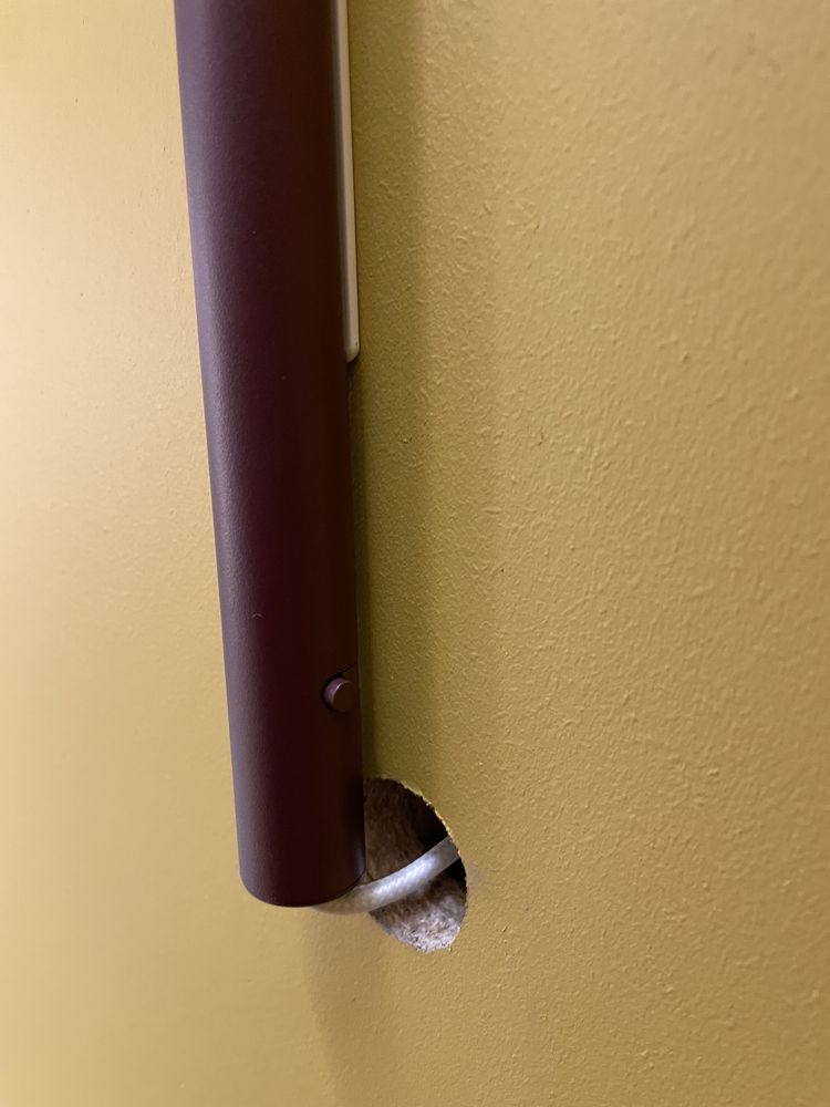VARMBLIXT - podłużna, metalowa lampa ścienna LED w kolorze bordowym