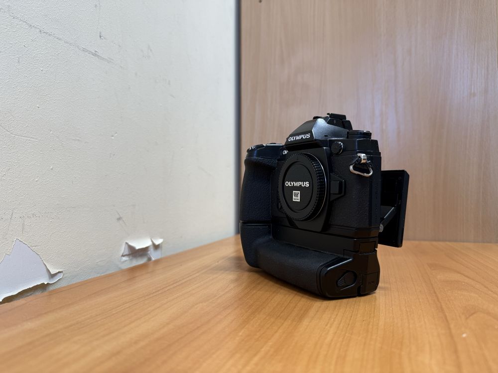 Aparat Olympus OM-DE-1. Falgowiec. Grip + lampa błyskowa.