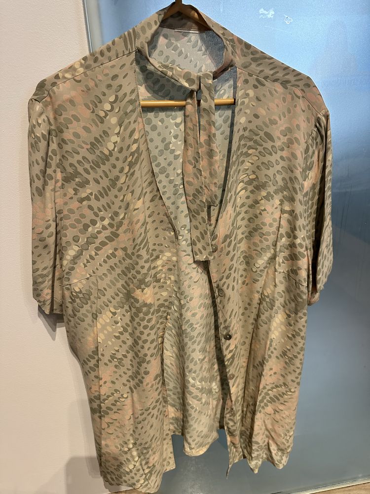 Varias camisas e blusas