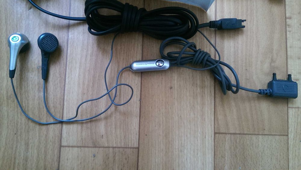 Лот :  Навушники/Гарнітура/Зарядне/USB шнур до телефону Sony Ericsson.