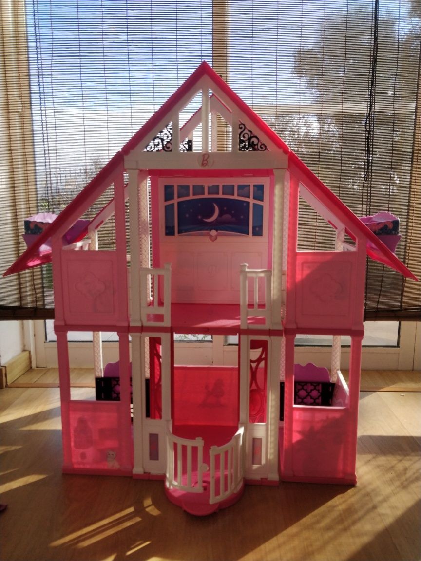 Casa da Barbie com acessórios de oferta