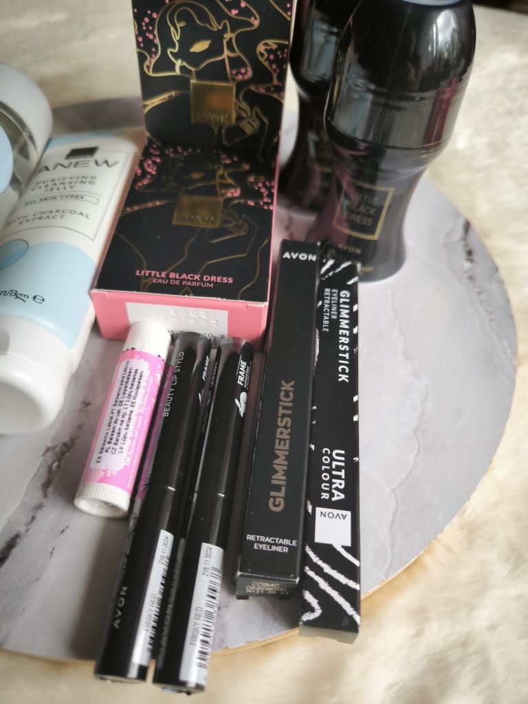 Zestaw 12 kosmetyków Avon + gratis