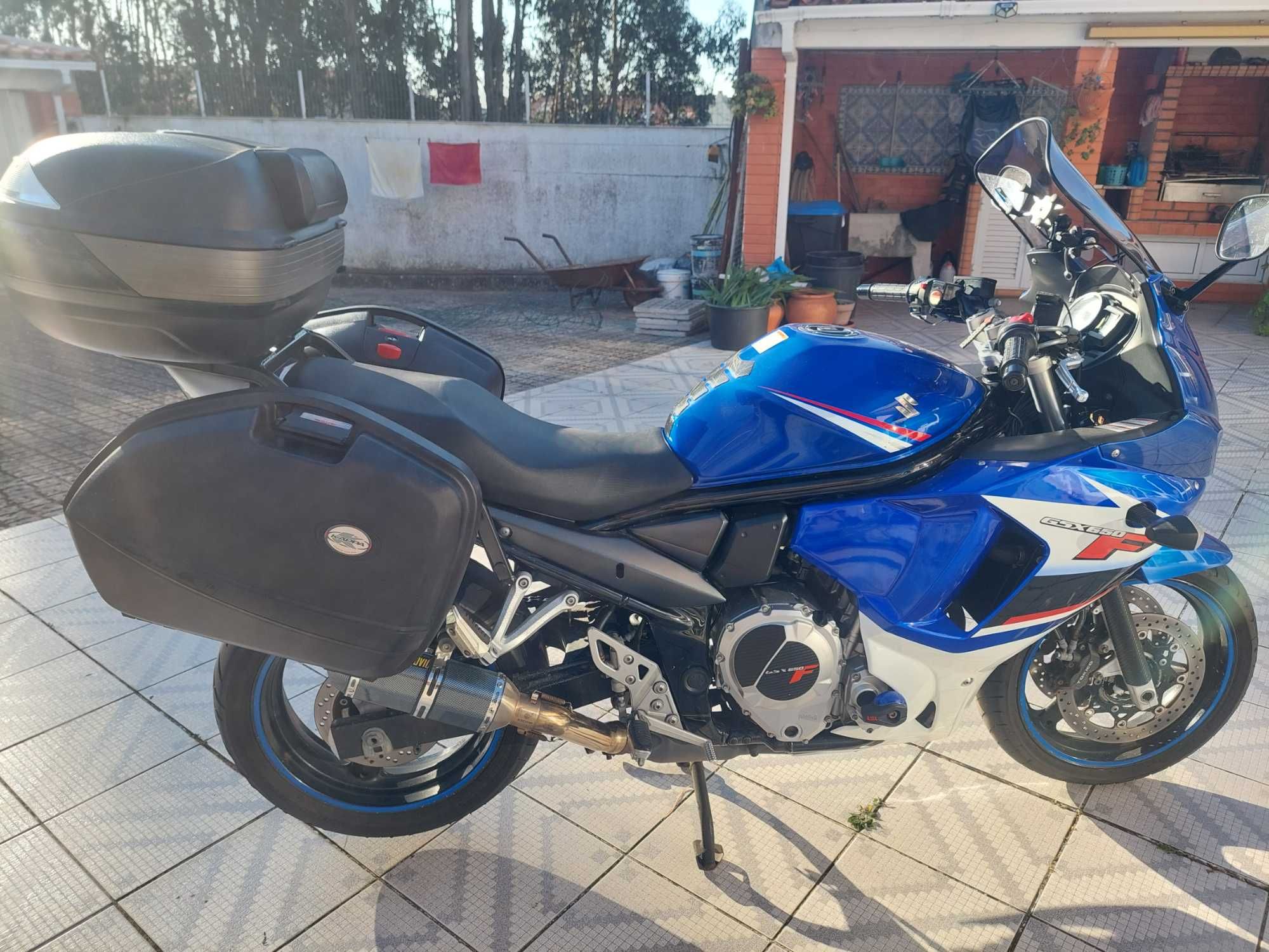 Mota Suzuki GSX 650F impecável com extras