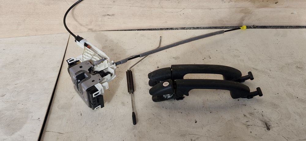 Fechadura porta Drt. Mercedes Sprinter (W907,  910). 2018/2025