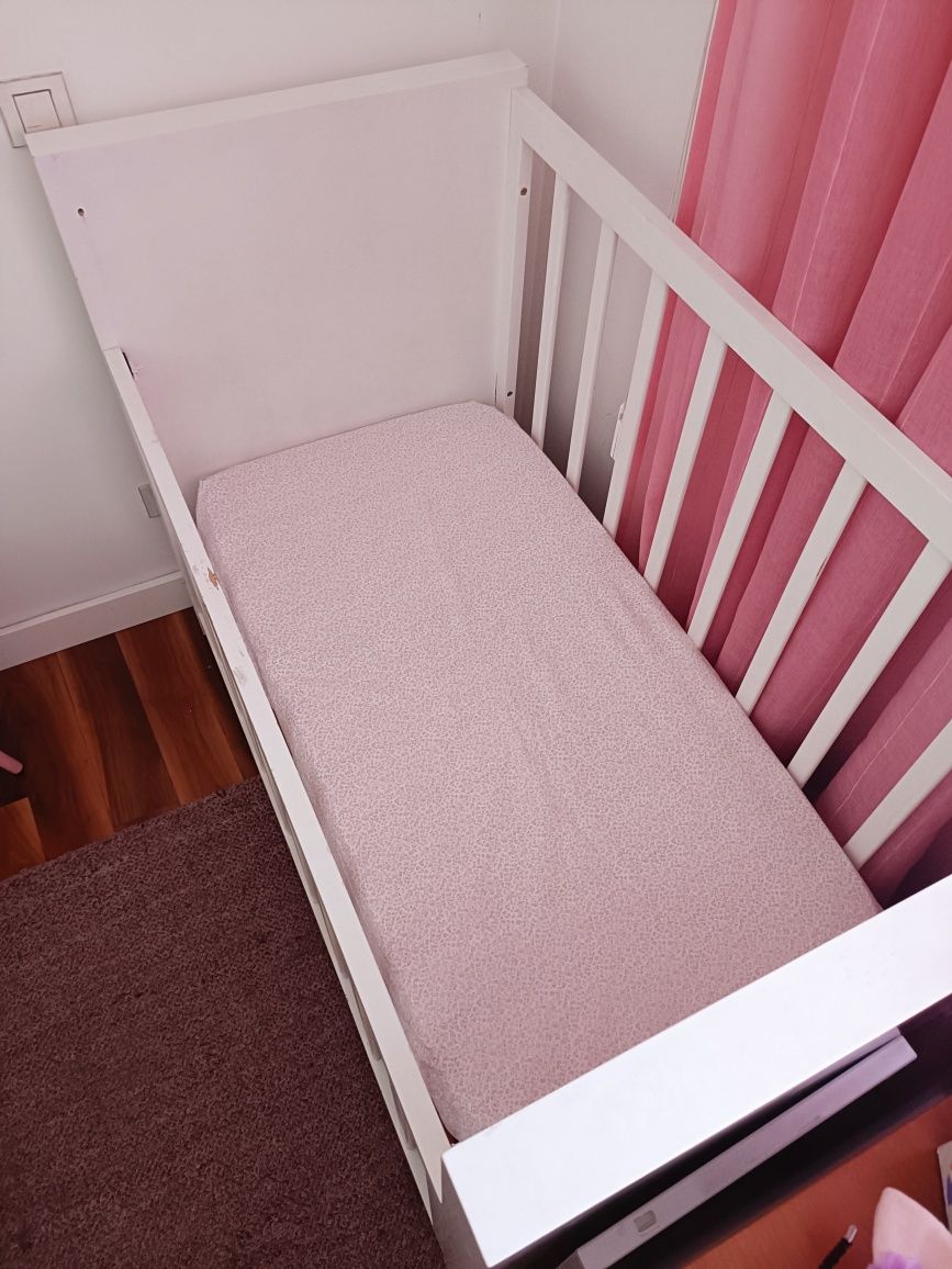 Cómoda e cama de grades para quarto de bebé