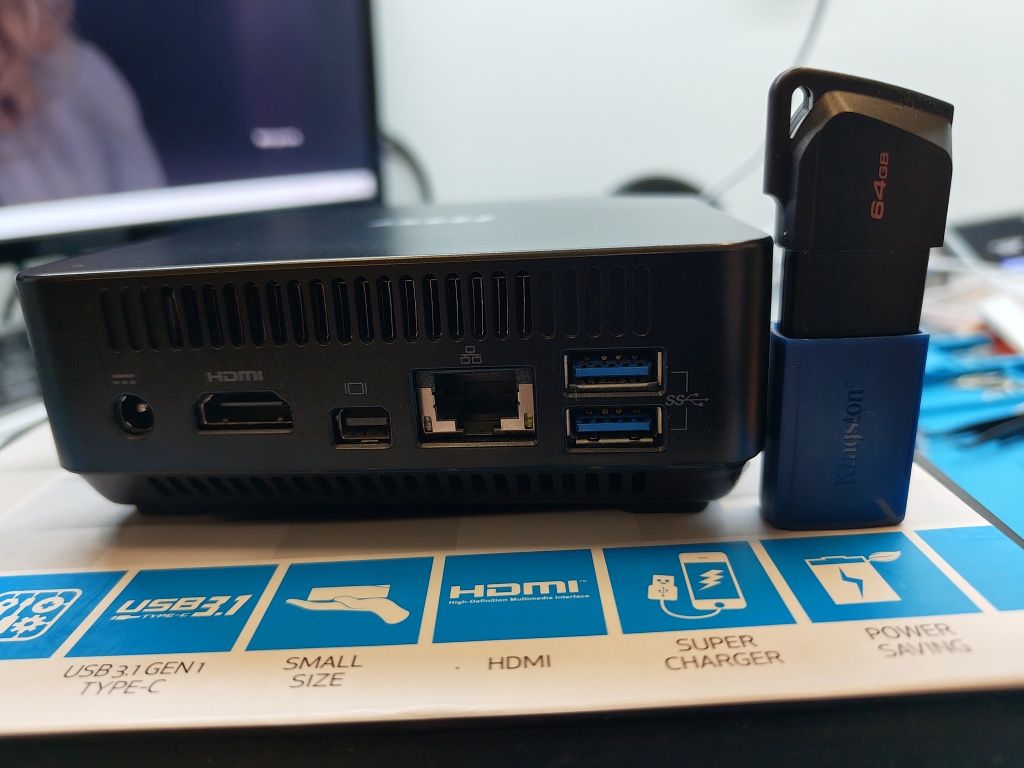 Mini PC MSI Cubi 2 8/512 i3 7gen Windows 10