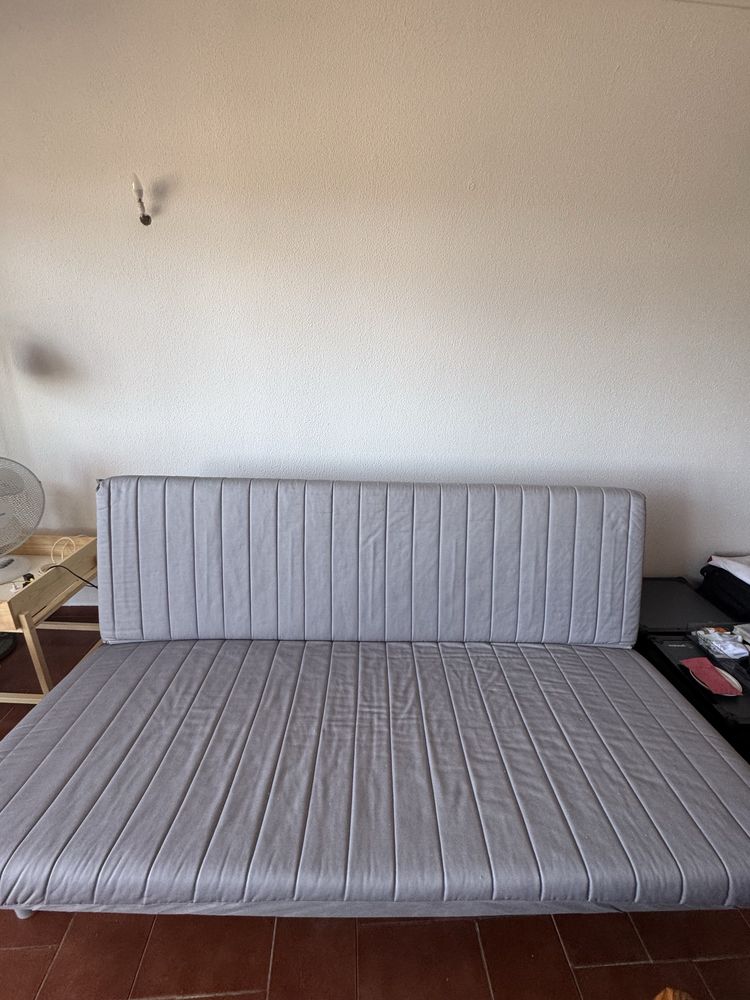Sofa-cama 3 lugares com colchao e capa protetora incluida