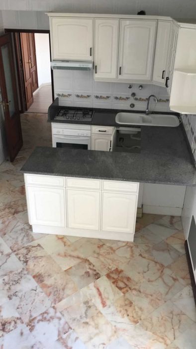 Oportunidade! T1+1 com Sótão, Varanda Total e a Minutos do Mar