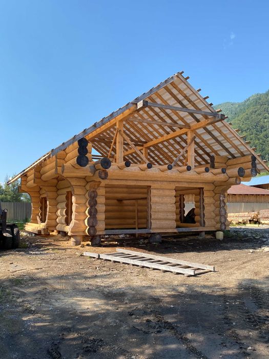 Дерев'яний будинок, зруб з дикої округлої колоди порода ялина