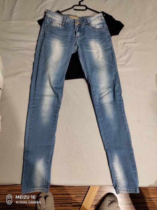Dżinsy z odbarwieniami 36