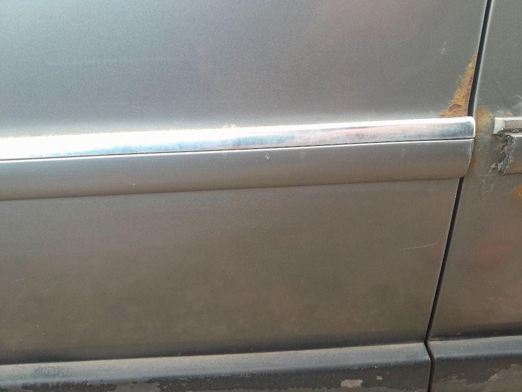 Listwy chromowane drzwi przednich prawych,lewych passat b5 fl kod LD7W