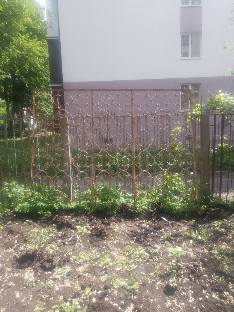 Металлическая решетка на окно