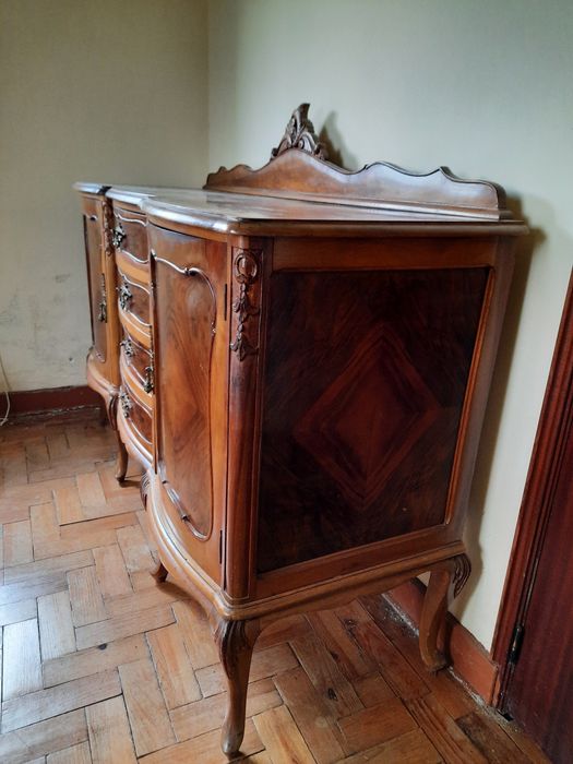 Aparador antigo com gavetas e portas