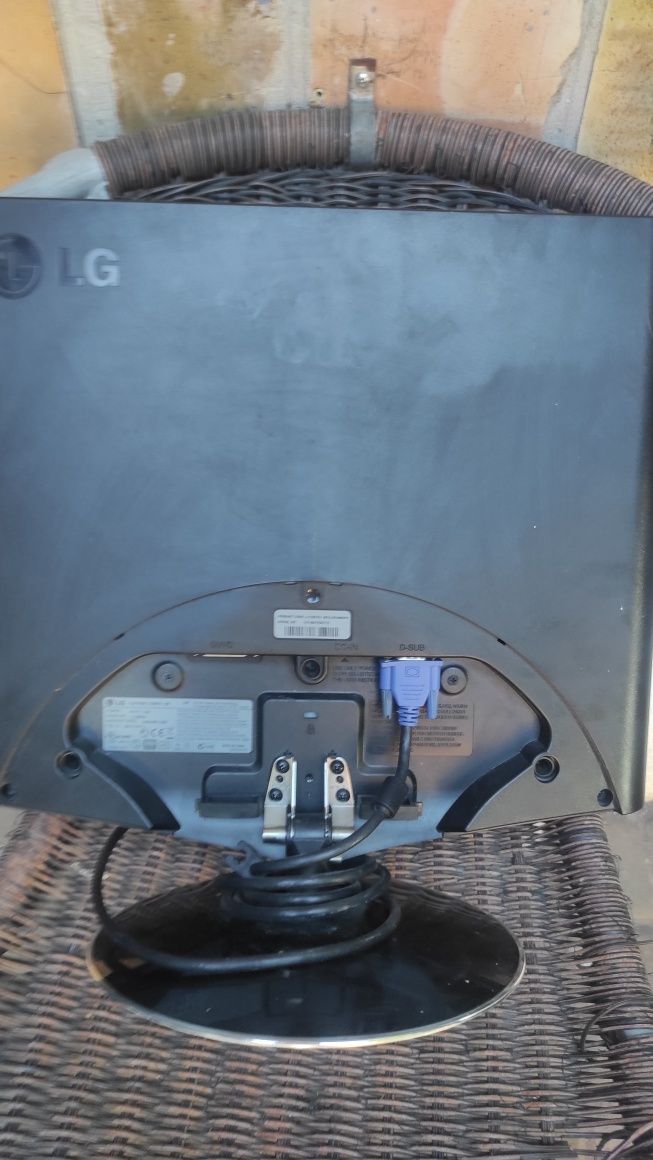продам ноутбук emachines E625. Монітори.