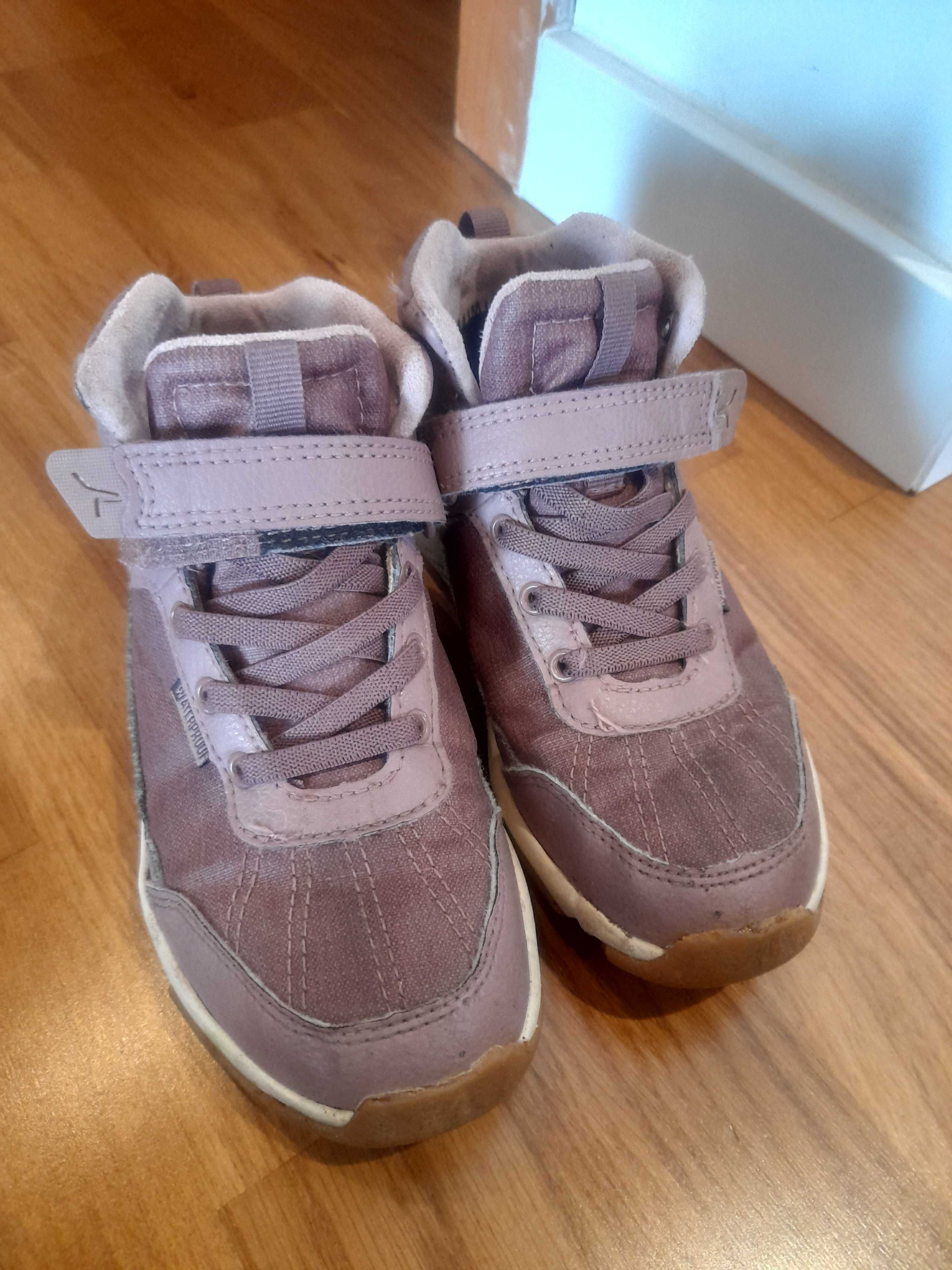 Botas impermeáveis e carneiras de menina  29