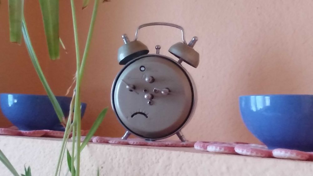 Mały mechaniczny budzik do naprawy lub na części !!