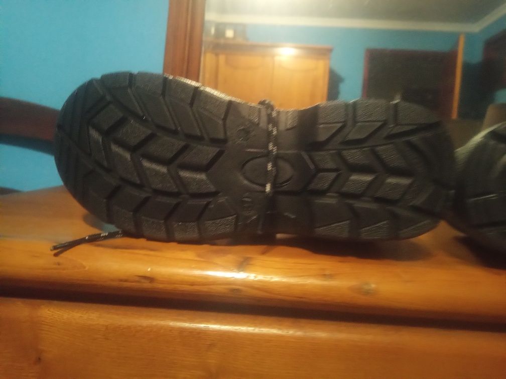 Botas de biqueira de aço n36 ou 37  são novas