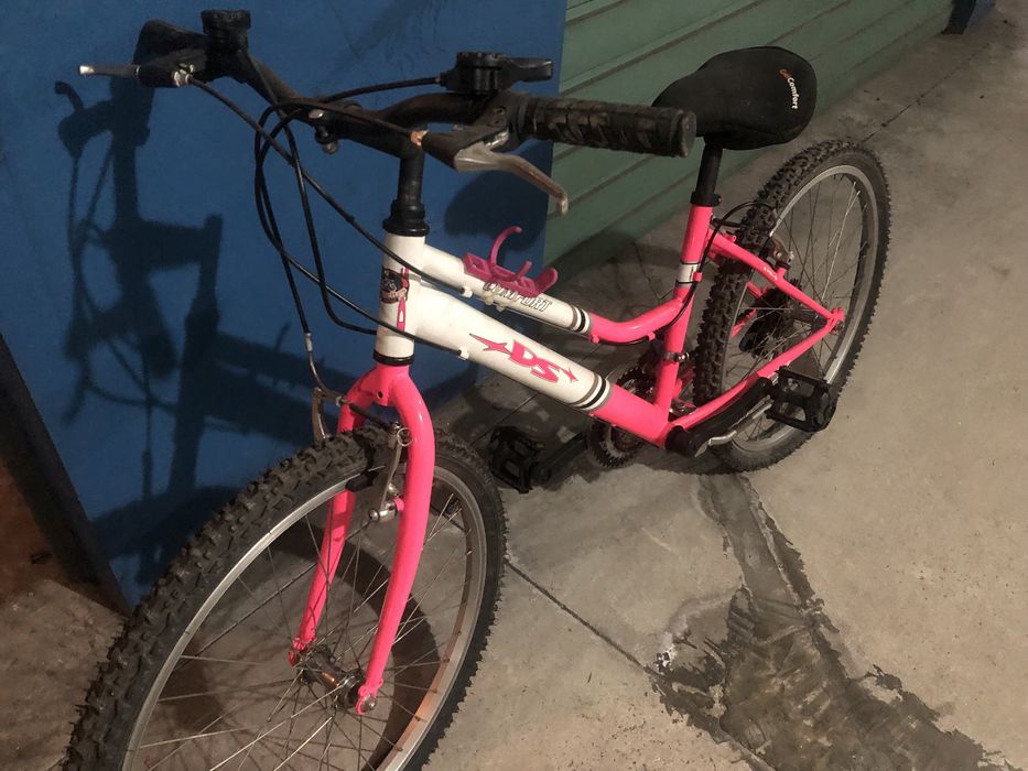Bicicleta rosa  em bom estado