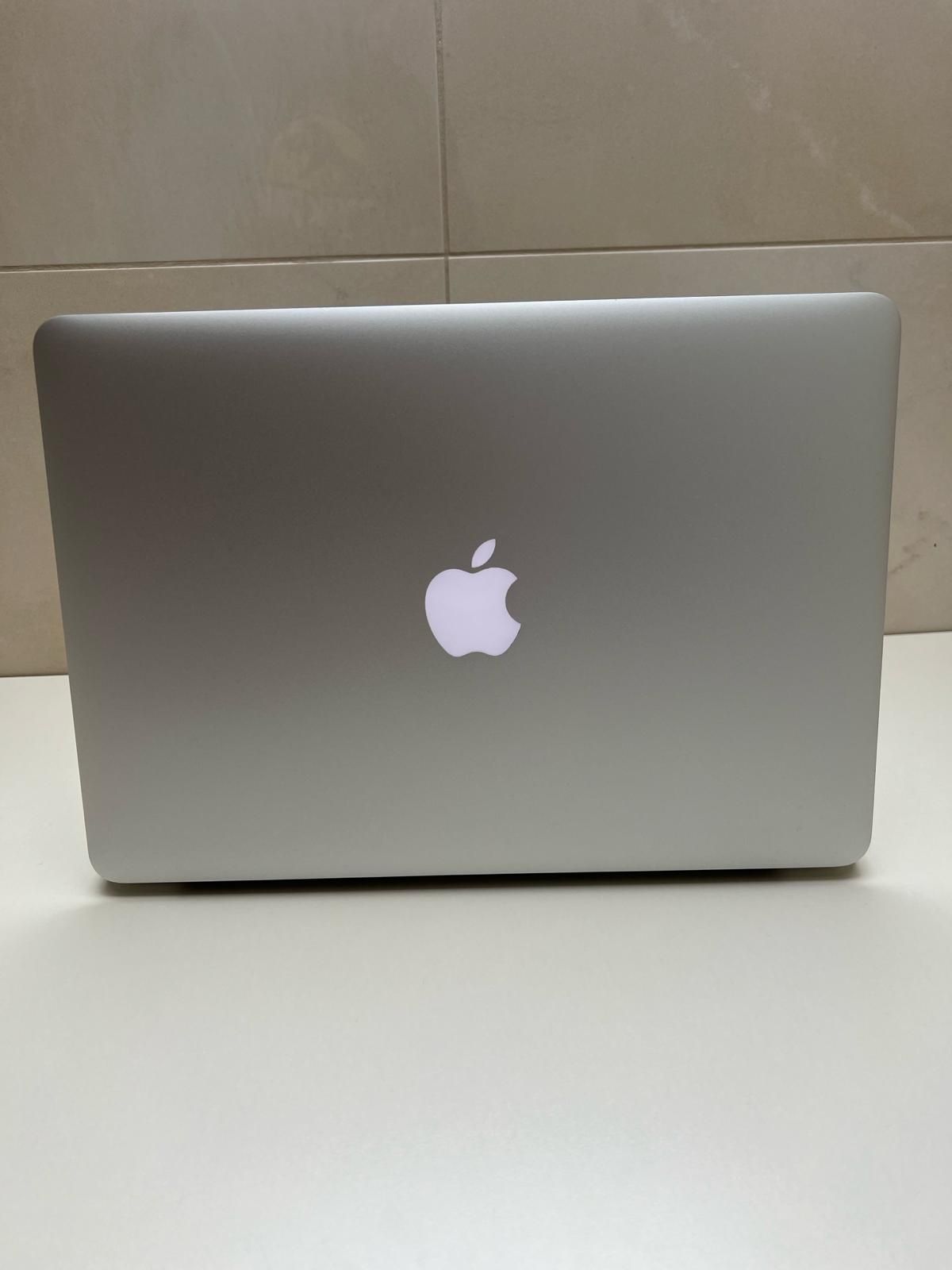 MacBook Air 13’ 2017 
128GB/8GB RAM/ Intel core i5/1.8GHz