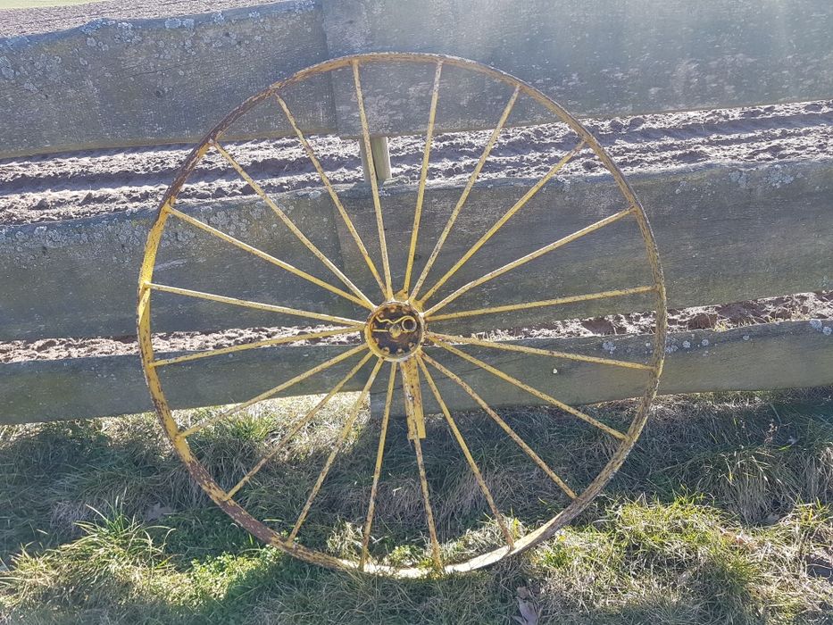 Stare metalowe koło - antyk