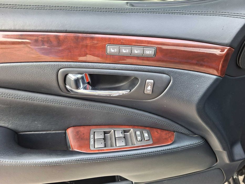 Продаю LEXUS LS600h