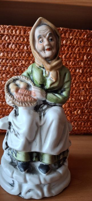 Статуэтка порцелянова.  Старушка с овощами