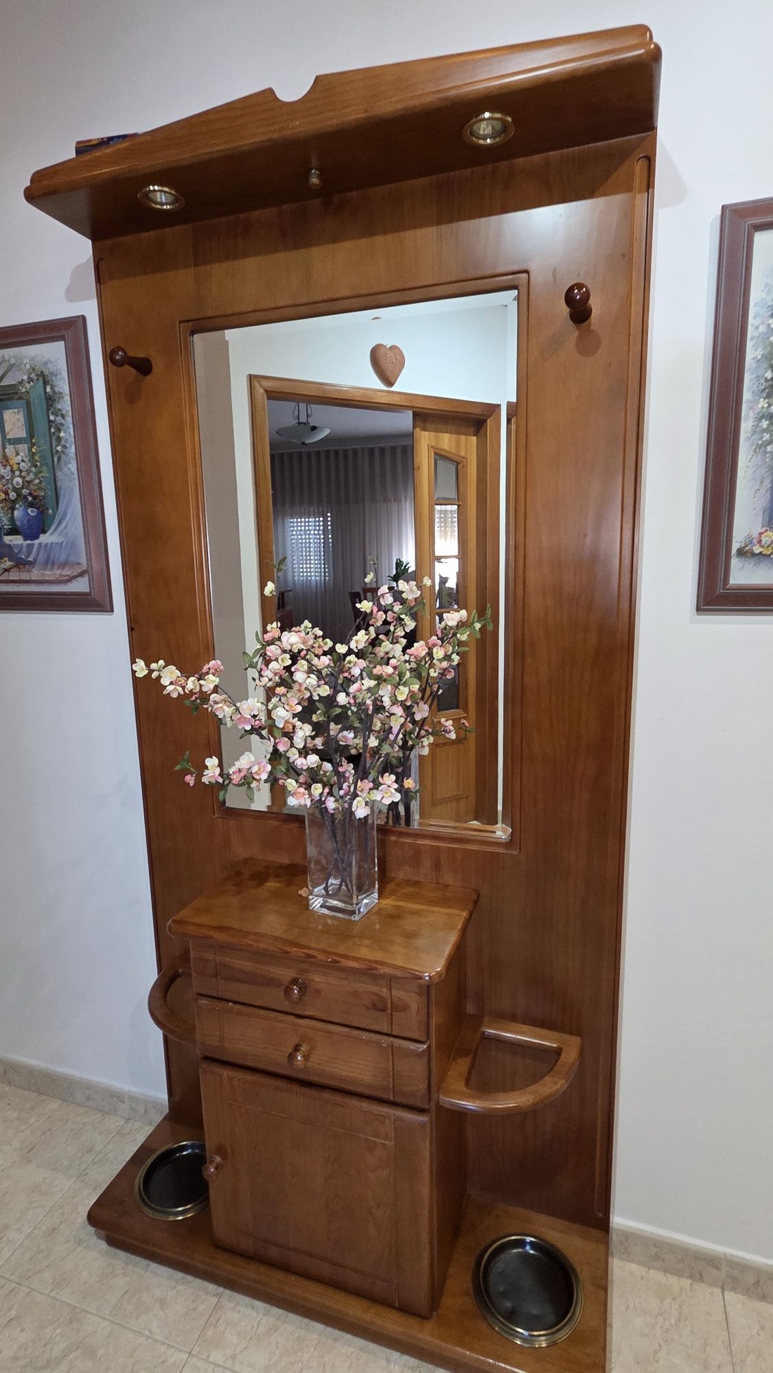 Mobilia de quarto e sala de jantar, usados mas em bom estado