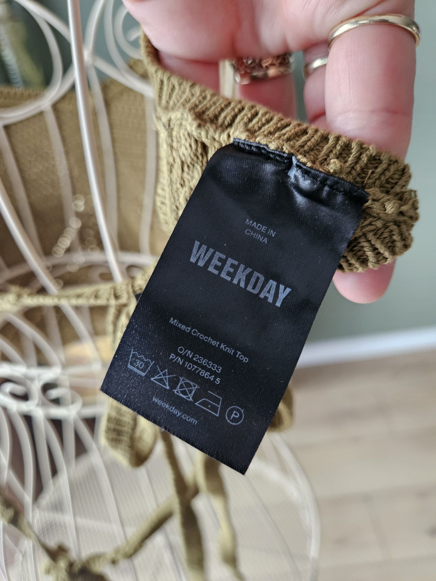 Crop Top  damski pleciony wiazany na ramiączkach oliwkowy Weekday
