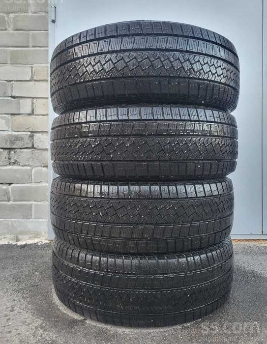 Практично нова зимова гума Pirelli Ice Zero Asimmetrico