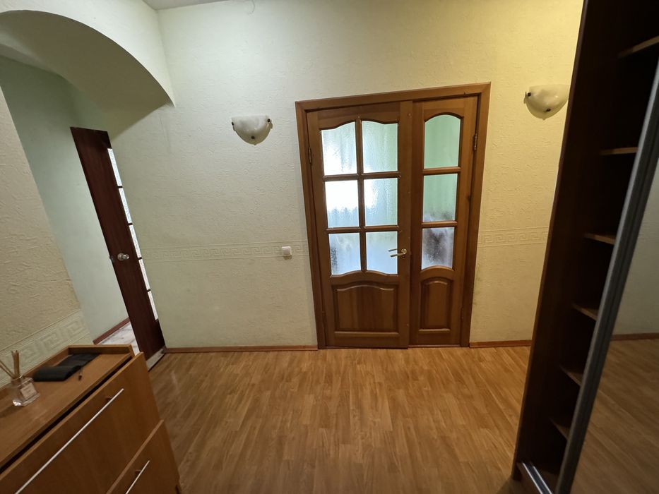 Продам 2 комнатную квартиру сталинку в центре города район металлургич