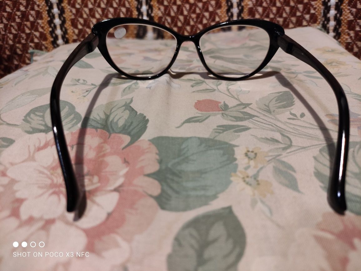 Okulary-oprawa typu "kocie oczy"